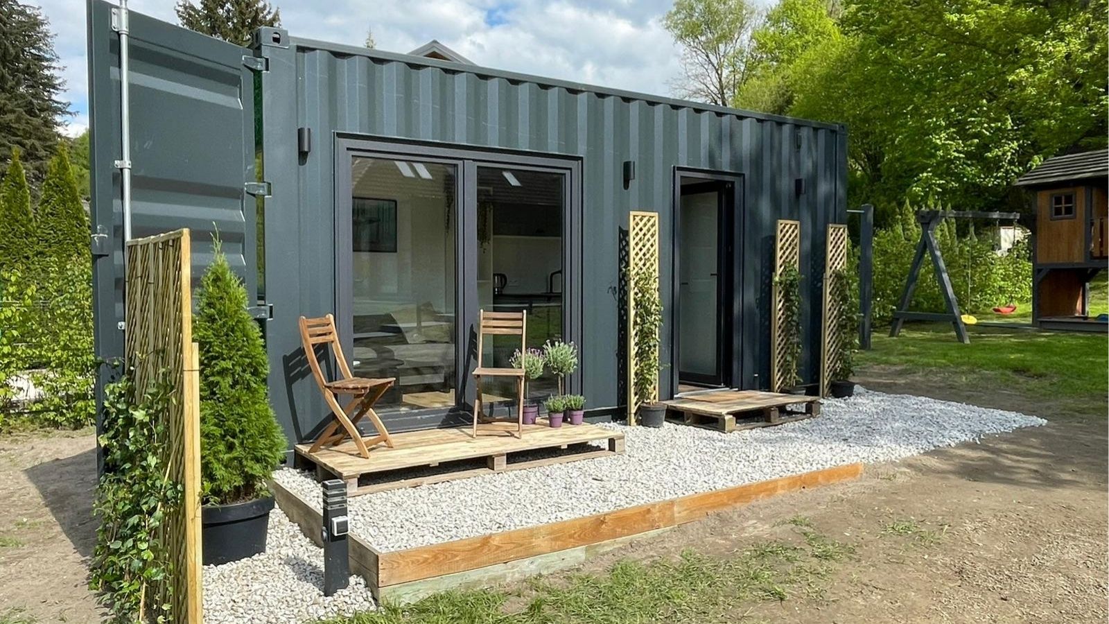 20HC-shipping-container-hotel-room-1