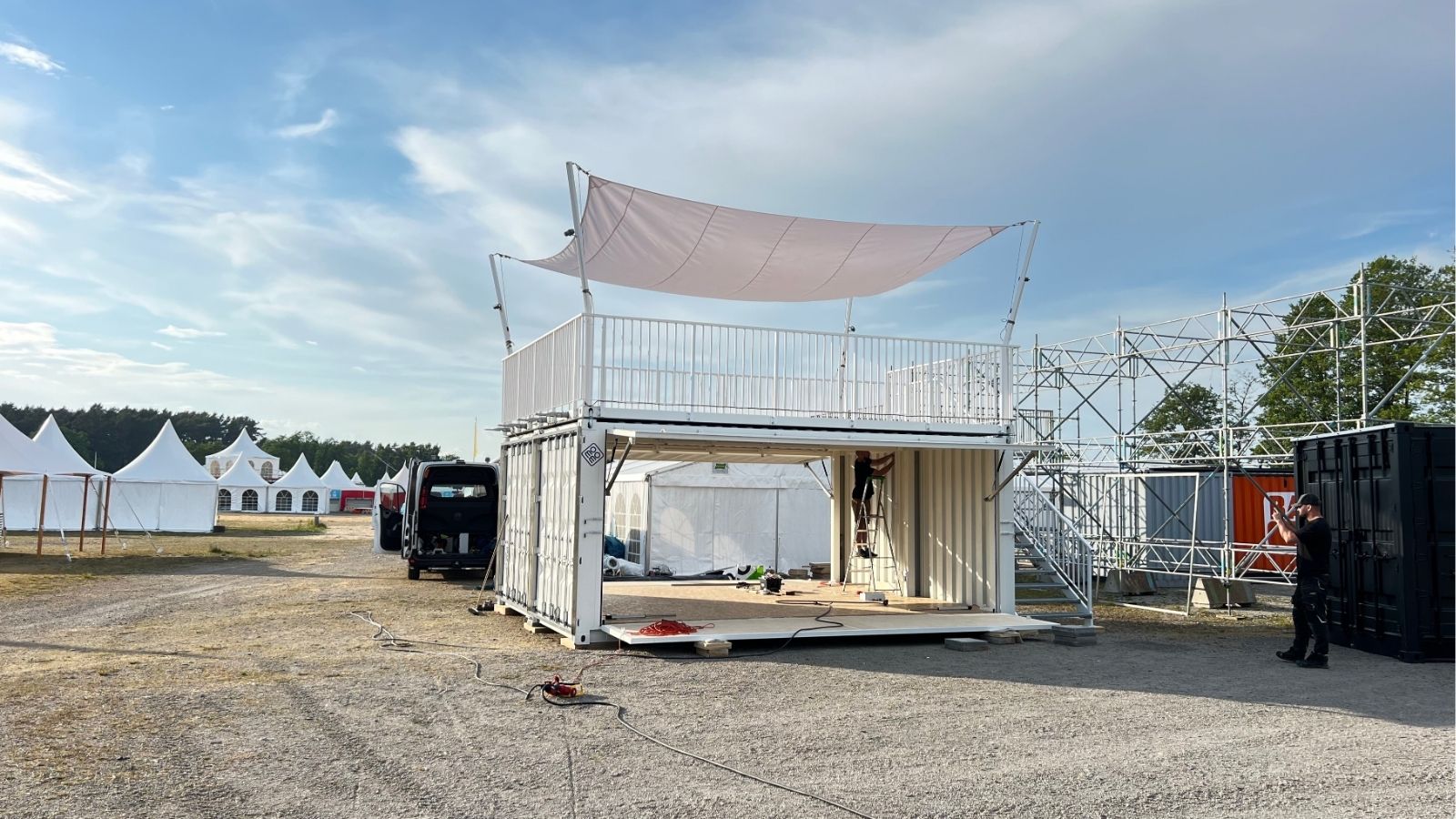 Event-container-2x20DV-top-terrace-sail-1