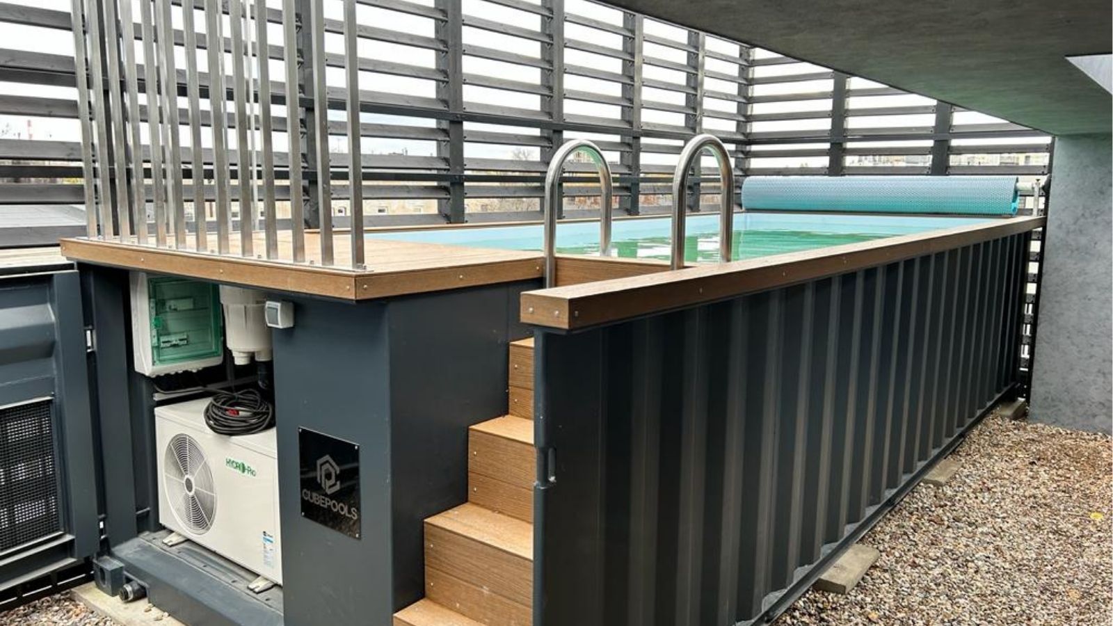 Modular-container-pool-rooftop-momo-1